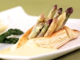 Feuilleté d'asperges, sauce mousseline