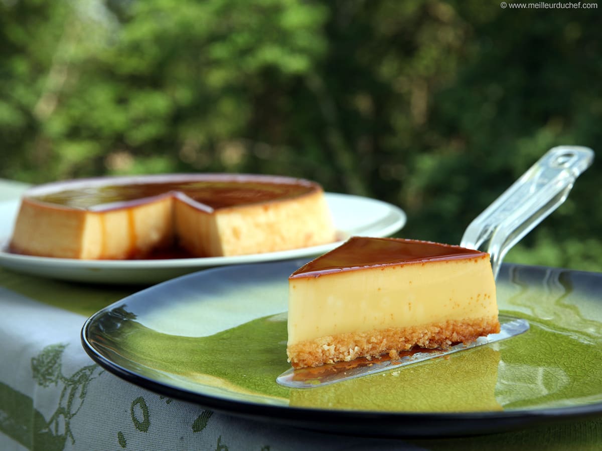 Flan pâtissier à la vanille, chocolat blanc et noix de coco avec fond  biscuité