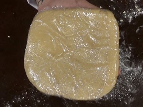 La pâte brisée à foncer est filmée au contact avec une feuille de papier film