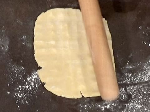 La pâte brisée à foncer est tapotée avec le rouleau à pâtisserie