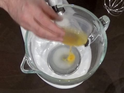 Ajout du jaune d'œuf dans la cuve du batteur