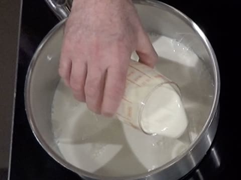 Ajout de la crème dans la casserole contenant le lait