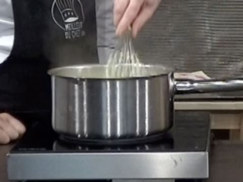 La préparation dans la casserole, est mélangée au fouet
