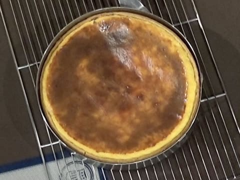 Un angle du flan est légèrement soulevé avec une spatule métallique