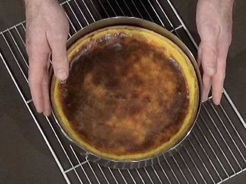 Le cercle à mousse qui entoure le flan, est retiré vers le haut