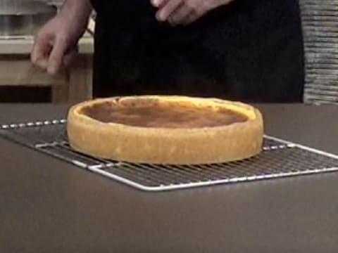 Vue de face du flan décerclé et posé sur la grille