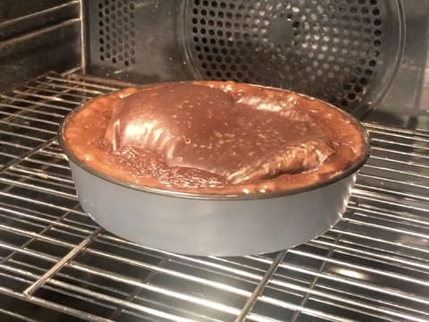 Le flan pâtissier au chocolat est en train de cuire dans le four sur une grille à mi hauteur