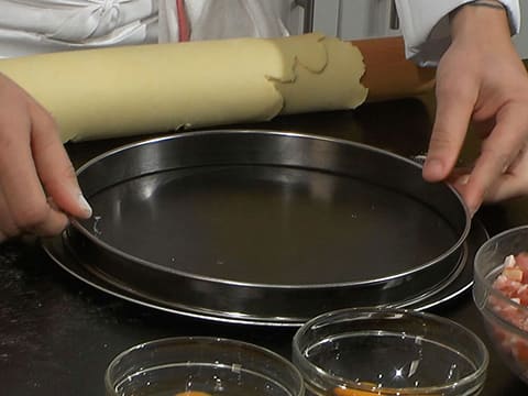 Foncer un cercle à pâtisserie - Une technique culinaire commune aux pâtes  sablées et brisées - Recette par Chef Simon