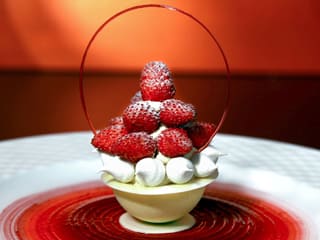 Fraises des bois, coque croquante et sorbet fromage blanc