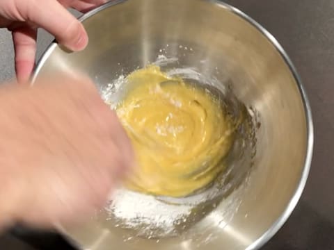 Dans le cul de poule, la poudre à crème est incorporée dans le mélange de jaunes d'oeufs et sucre, à l'aide du fouet