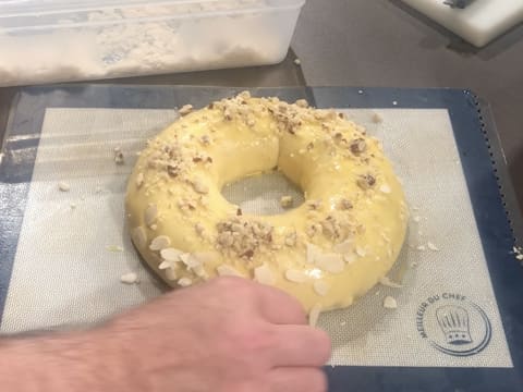 Les amandes effilées sont déposées sur tout le pourtour de la couronne de pâte à brioche qui est gonflée