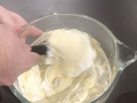 Incorporation de la crème fouettée dans le mélange de crèmes à l'aide d'une spatule type maryse