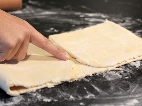 Un espace entre les deux extrémités de pâte qui ont été rabattues, est pointé du doigt