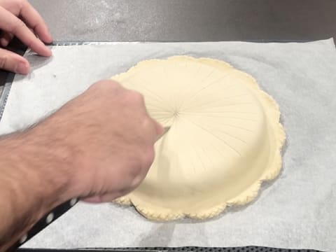 Des tracés similaires aux rayons d'une bicyclette, sont faits à la surface de la galette des rois, avec la pointe du couteau