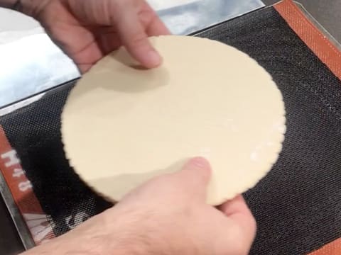 La galette est retournée sur une toile de cuisson spéciale pain