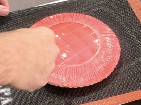 Des croisillons sont dessinés au centre de la galette, à l'aide d'un couteau