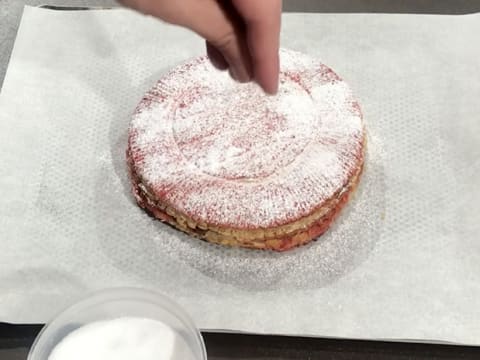 La galette est saupoudrée de sucre en poudre