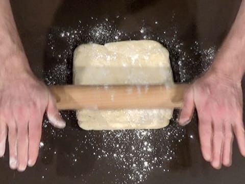 La pâte est abaissée à l'aide d'un rouleau à pâtisserie