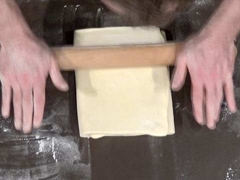 La pâte est abaissée sur la longueur, avec le rouleau à pâtisserie