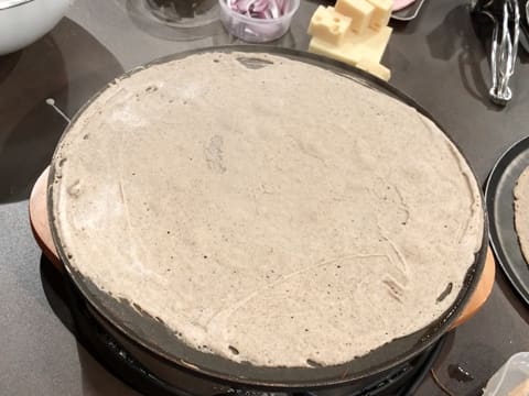 La galette est en train de cuire sur la crêpière électrique