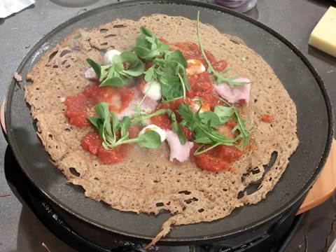 Ajout de salade mâche et roquette sur la galette