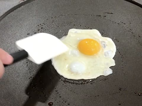 Le blanc de l'œuf est étalé avec une spatule type maryse, sur la crêpière électrique