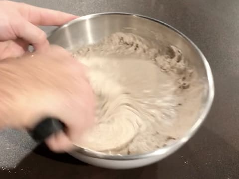 L'eau est incorporée dans la farine de sarrasin à l'aide d'un fouet