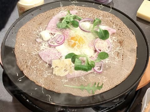 Ajout de salade mâche et roquette sur la galette