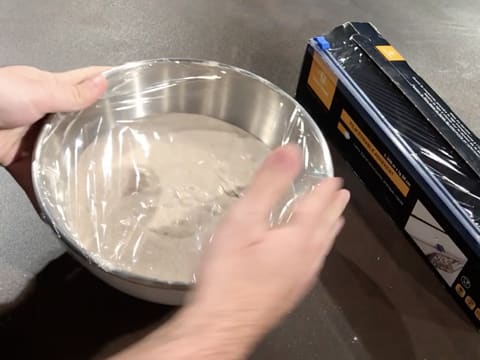 Le cul de poule contenant la pâte à galettes, est recouvert avec une feuille de papier film