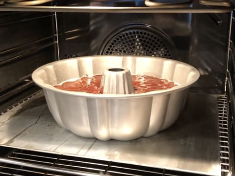 Le moule contenant l'appareil à gâteau au chocolat est placé dans le four sur une plaque à mi hauteur