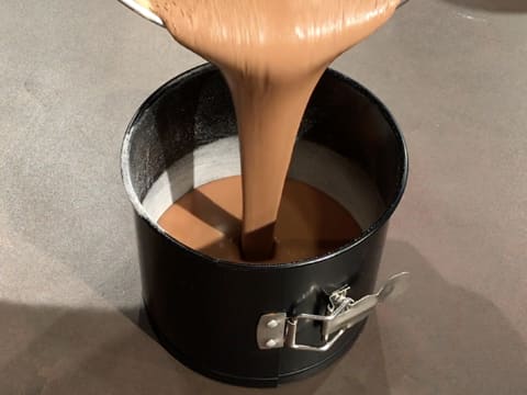 La pâte chocolatée est versée dans le moule à charnière chemisé