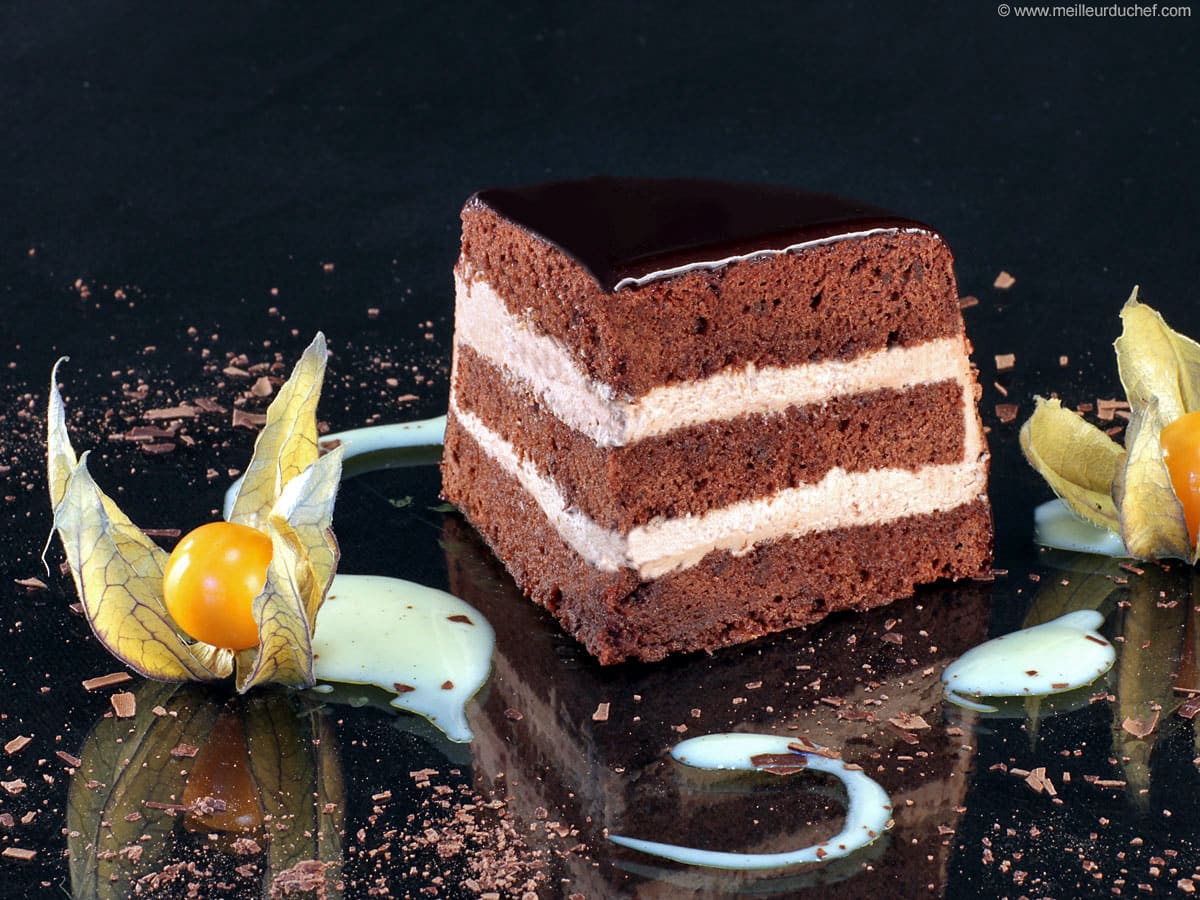 Gâteaux À La Crème Sur Une Planche De Bois Sur Fond Noir. Image et