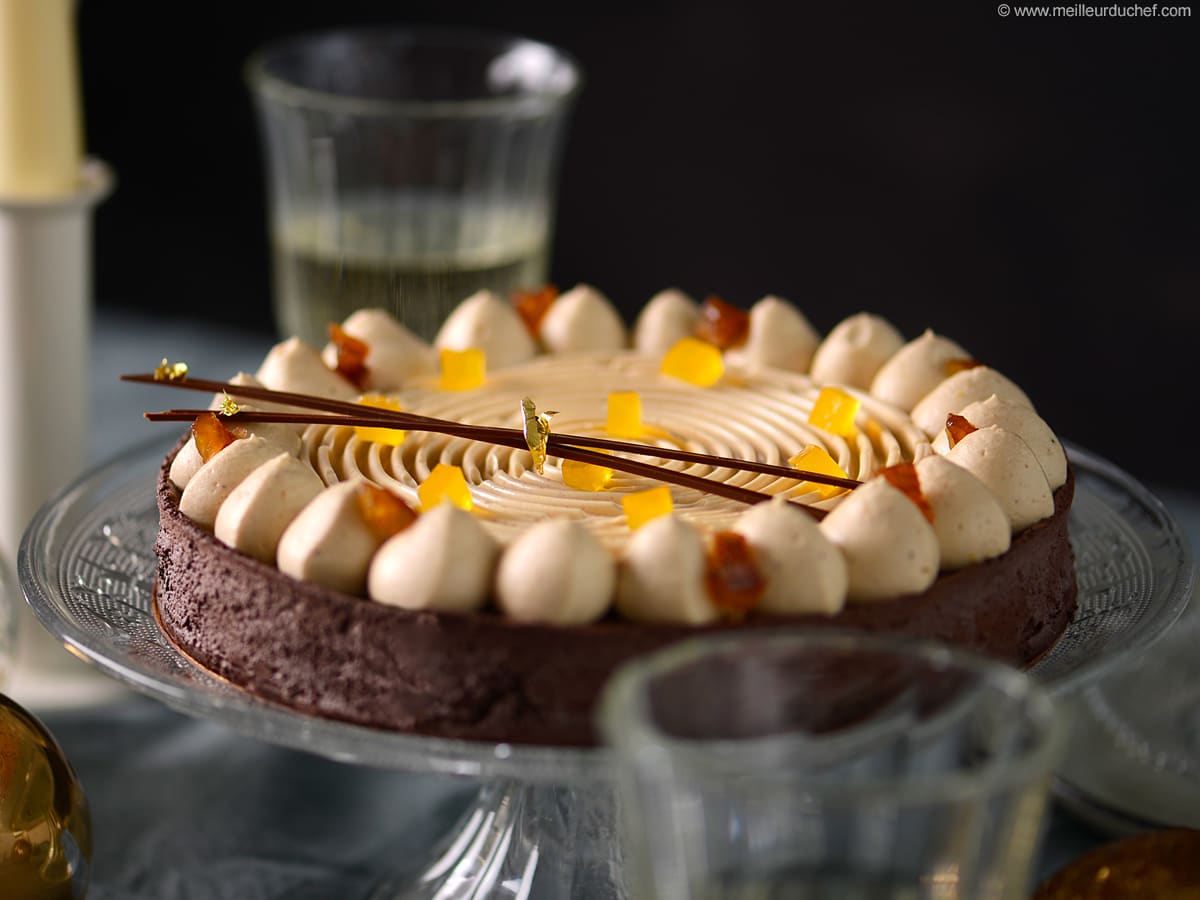 Gâteaux À La Crème Sur Une Planche De Bois Sur Fond Noir. Image et