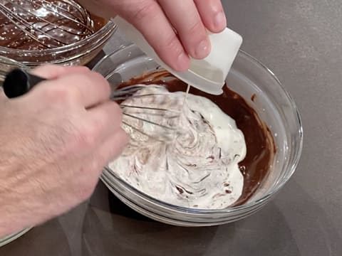 Ajout de la crème sur la ganache au chocolat