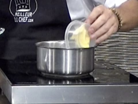 Ajout du beurre dans la casserole qui est sur la plaque de cuisson