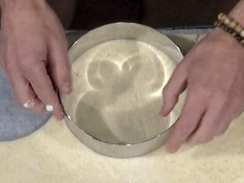 Découpe d'un disque de biscuit, à l'aide d'un cercle à mousse