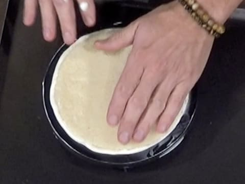 Le disque de biscuit est légèrement enfoncé dans la mousse