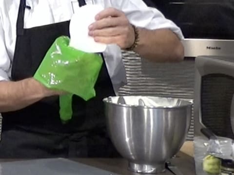 Le restant de mousse Philadelphia citron vert est placée dans une poche à douille