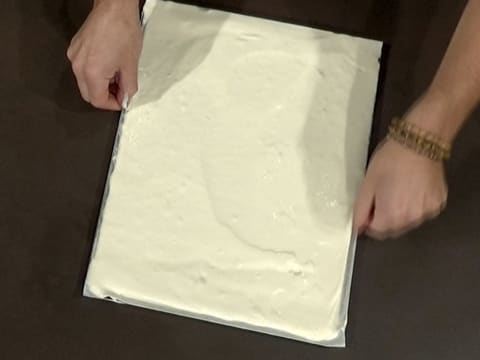 Le pouce est passé tout autour de la plaque pour que la pâte à biscuit fromage blanc ait une bordure nette