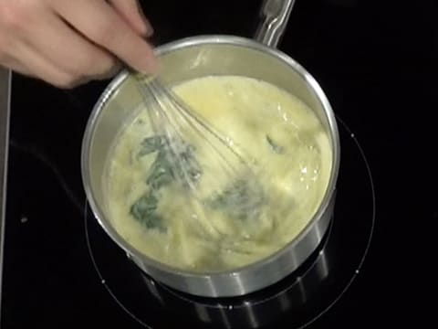 Mélange et cuisson de la préparation à la crème, menthe, oeufs et citron vert