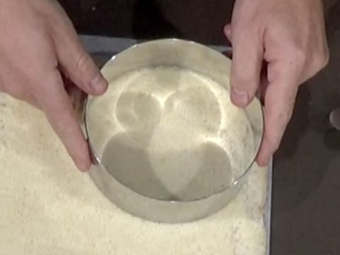 Découpe d'un disque de biscuit fromage blanc, à l'aide du cercle à mousse