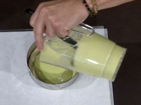 La crème Mojito est versée dans le cercle à mousse