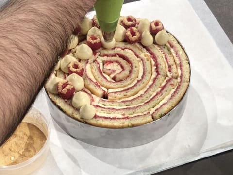 Crème mousseline pochée sur gâteau roulé