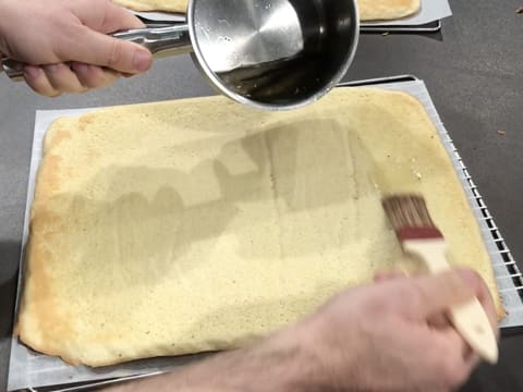 Punchage du biscuit au pinceau pâtissier