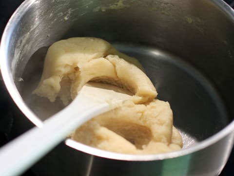 Obtention d'une pâte appelée panade dans la casserole