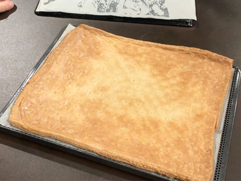 Obtention de la pâte feuilletée cuite et dorée sur la plaque de cuisson perforée recouverte d'un tapis de cuisson en silicone