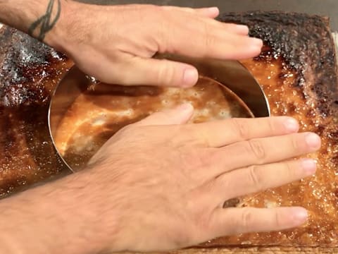 Un disque de pâte feuilletée est détaillé à l'aide du cercle à mousse