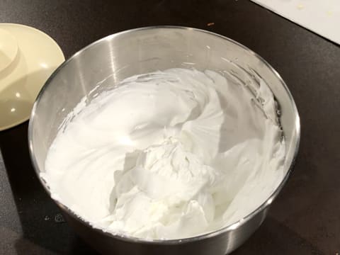 Obtention de la crème Chantilly vanillée dans la cuve du batteur