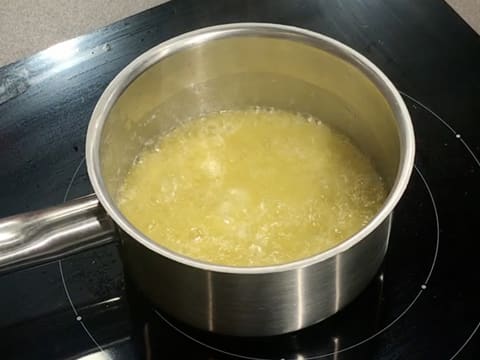 Ébullition du beurre dans la casserole