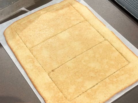 Le biscuit découpé en trois rectangles